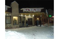 В одному з київських кафе чоловіка полоснули по горлу перукарською бритвою. (ФОТО 18+)