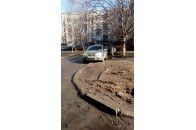 У Луцьку водії зруйнували газон у дворі