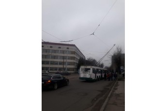 У Луцьку у тролейбуса на ходу обірвалась лінія електропередач