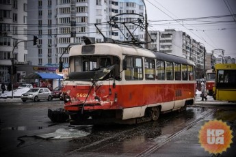Вантажівка знесла трамвай у Києві