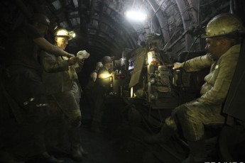 Майже 200 шахтарів заблоковані під землею у Луганській області