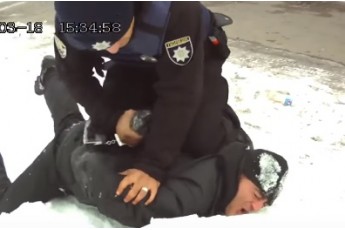 Неадекват побив молотком жінку в Києві (Відео затримання)