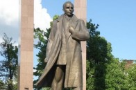 У Луцьку збирають підписи за демонтаж постамента пам'ятника Бандері
