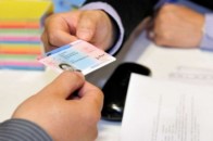 Іноземці можуть здати на права англійською мовою
