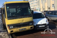 У Луцьку легковик врізався у маршрутку біля Центрального ринку