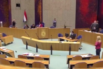 Чоловік хотів повіситись у залі парламенту Нідерландів