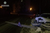 У Луцьку водій зніс бетонну електроопору