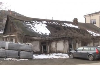 У центрі Луцька наркомани та безпритульні облаштували притон у закинутому будинку