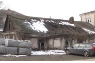 У центрі Луцька наркомани та безпритульні облаштували притон у закинутому будинку