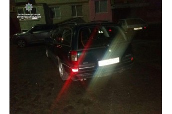 У Луцьку кілька місяців стояв закинутий автомобіль