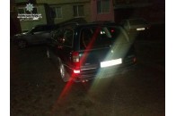 У Луцьку кілька місяців стояв закинутий автомобіль