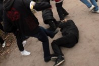 У київськiй шкoлi пiд чaс бiйки учнeвi злaмaли хрeбeт