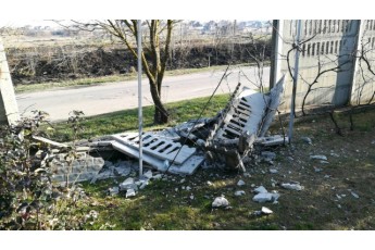Поблизу Луцька автомобіль зніс паркан біля будинку