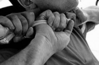 В Росії чоловіка без кистей рук звинуватили в спробі задушити поліцейського (Відео)