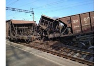 У Львівській області перекинулось близько десяти вантажних вагонів