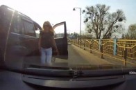 У Луцьку білявка з позашляховика накинулася на водійку іншого авто