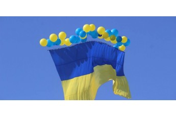 Величезний жовто-блакитний прапор запустили в небо над окупованим Донбасом
