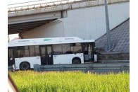 Автобус розбився об стіну, проїхавши 2 кілометри без водія