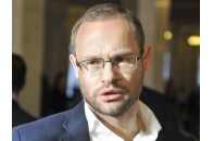 Депутат роздивлявся інтимні фото відомої ведучої просто на засіданні Верховної Ради