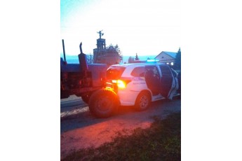 Трактор із дровами протаранив поліцейський автомобіль у Любомлі