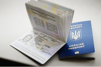 Жінка організувала експрес-видачу біометричних паспортів у Києві