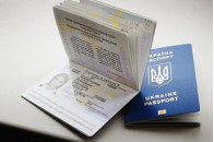 Жінка організувала експрес-видачу біометричних паспортів у Києві