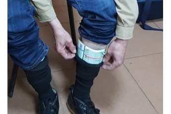 Чоловік намагався завезти в шкарпетках 25 тисяч євро в Україну