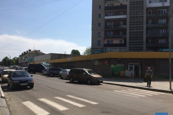 У Нововолинську посеред дня з автомобіля викрали готівку