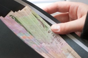 Середня зарплата українців збільшилась до 8,3 тисяч гривень