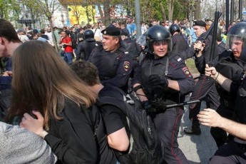 Майже 600 осіб затримали на акціях протесту в Росії