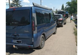 Поляки-автохами заблокували тротуар у Шацьку