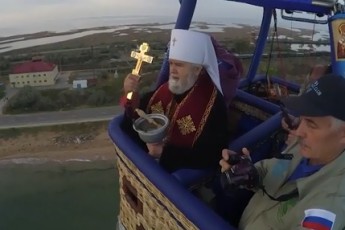 Російські окупанти на аеростаті освятили Кримський міст (Відео)