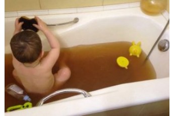 У Нововолинську з кранів тече коричнева вода (Відео)