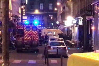 Чоловік з ножем напав на перехожих у Парижі, є жертви
