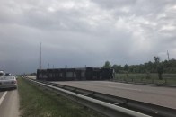 Вантажівка перекинулась на трасі Київ-Одеса, перекривши дорогу