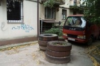 У Луцьку демонтують незаконно встановлені обмежувачі руху у дворах