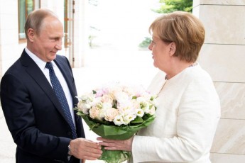 Меркель прилетіла до Сочі та зустрілася з Путіним