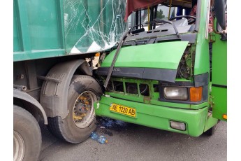 22 людини постраждали у ДТП за участю вантажівки і автобуса на Дніпропетровщині