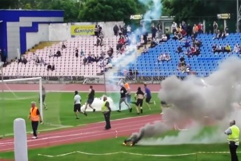 Футбольні фанати побились з поліцейськими у Черкасах (Відео)