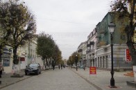 Лучани просять відремонтувати двір у центрі міста