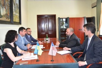 Головні новини Волині 24 травня: представник посольства США вивчив ситуацію із виборами у Луцьку, помер побитий волинянин