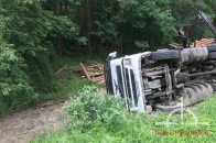 На Волині перекинулась фура із деревиною через відмову рульового управління