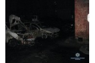 Невідомі до тла спалили три позашляховики у Рівному