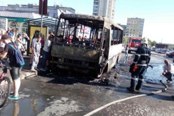 Маршрутка вщент згоріла у Львові