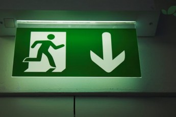 В українських школах встановлять спеціальні двері для евакуації