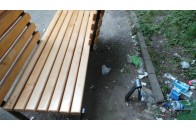 У Луцьку вандали поламали нові унікальні лавки