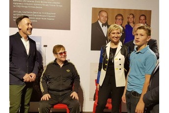 Елтон Джон зустрівся з українським хлопчиком, якого хотів усиновити 9 років тому