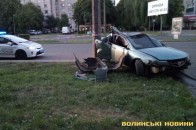 У Луцьку автомобіль влетів у бетонний стовп (фото)