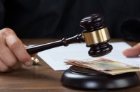 Половина українців вважає провальною боротьбу з корупцією