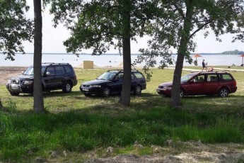 Автохами влаштували парковку на березі озера Світязь
